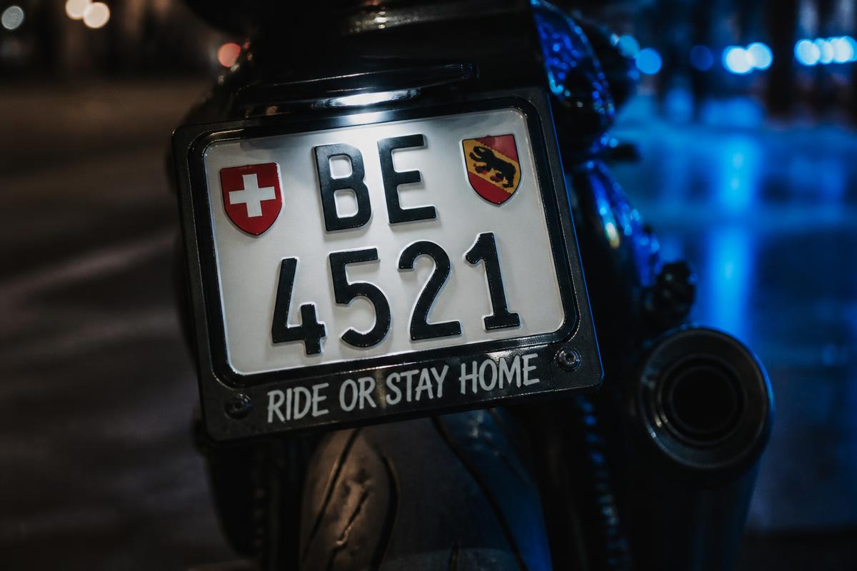 Motorrad mit Schweizer Moto-Kennzeichen und individuellem Schriftzug