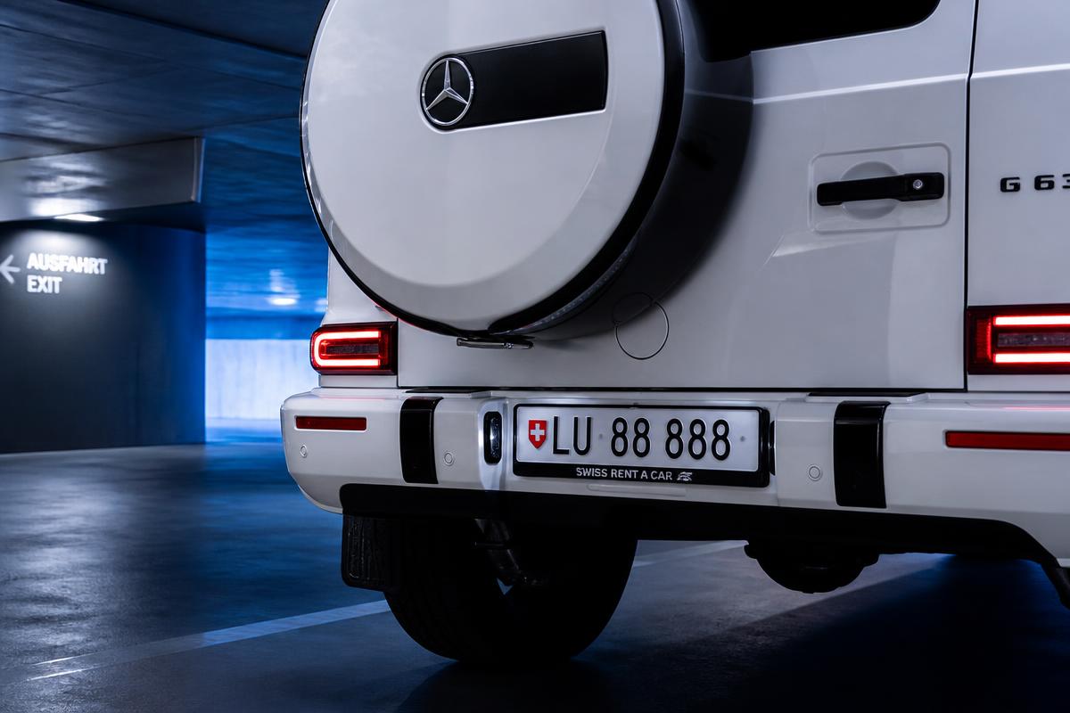 SUV mit Schweizer Kennzeichen und Rent-a-Car Rahmen